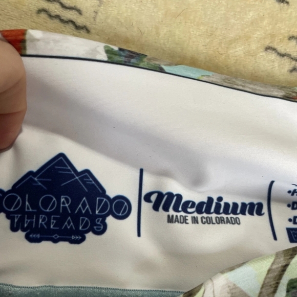 Colorado Threads Size Medium Floral Athletic Leggings Cropped Capri Length - Picture 2 of 8